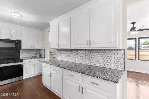 Kitchen - 209 Juniper Rd, Warner Robins, GA 31093 photo 2 of 7