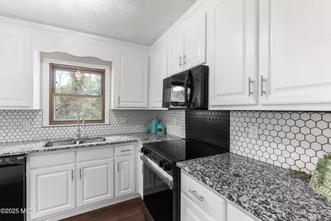 Kitchen - 209 Juniper Rd, Warner Robins, GA 31093 photo 4 of 7