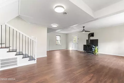 Living - 209 Juniper Rd, Warner Robins, GA 31093 photo 8 of 13