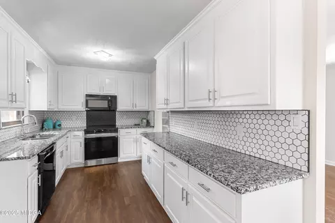 Kitchen - 209 Juniper Rd, Warner Robins, GA 31093 photo 7 of 7