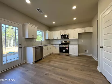 Kitchen - 446 Gray Wolf Dr, Macon, GA 31216 photo 4 of 4