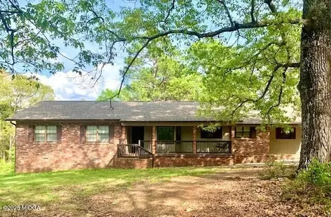 942 E Seminole Dr, Byron, GA 31008