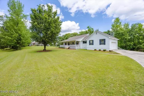 1271 Forsyth Landing Dr, Forsyth, GA 31029