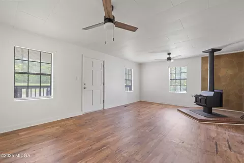 Living - 1512 Ga Highway 22 E, Haddock, GA 31033 photo 3 of 6