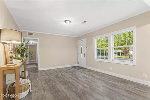 Living - 1305 Davis Ave, Perry, GA 31069 photo 2 of 4