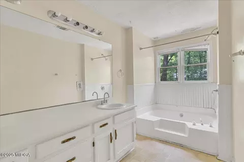 Bath - 1114 King Arthur Dr, Macon, GA 31220 photo 2 of 3