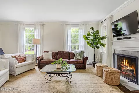 Living - 261 Calloway Dr, Macon, GA 31204 photo 2 of 2