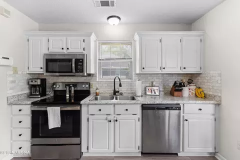 Kitchen - 108 Ridge Bend Drive Dr, Centerville, GA 31028 photo 2 of 4