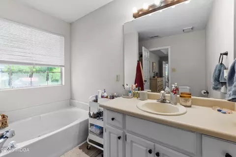 Bath - 108 Ridge Bend Drive Dr, Centerville, GA 31028 photo 2 of 4