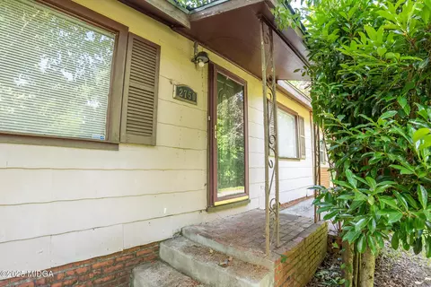 2750 Lakeshore Dr, Macon, GA 31217