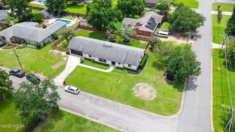 View/Area - 1202 Fairway Dr, Perry, GA 31069 photo 1 of 6