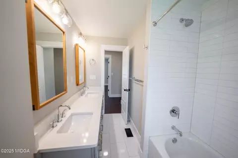 Bath - 1202 Fairway Dr, Perry, GA 31069 photo 4 of 5