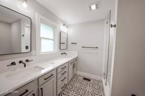 Bath - 1202 Fairway Dr, Perry, GA 31069 photo 3 of 5