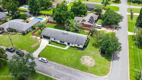 View/Area - 1202 Fairway Dr, Perry, GA 31069 photo 3 of 6