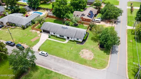 View/Area - 1202 Fairway Dr, Perry, GA 31069 photo 2 of 6