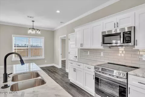 Kitchen - 103 Early Dr, Byron, GA 31008 photo 3 of 4