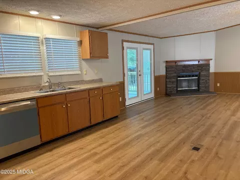 Living - 137 Alview Dr, Macon, GA 31206 photo 4 of 6