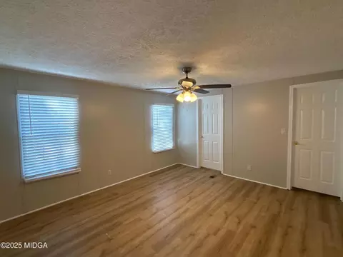Living - 137 Alview Dr, Macon, GA 31206 photo 5 of 6