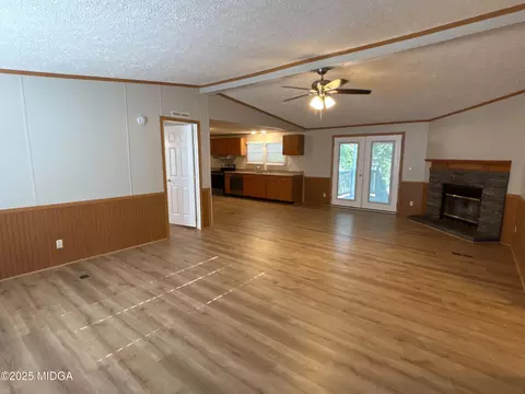 Living - 137 Alview Dr, Macon, GA 31206 photo 2 of 6