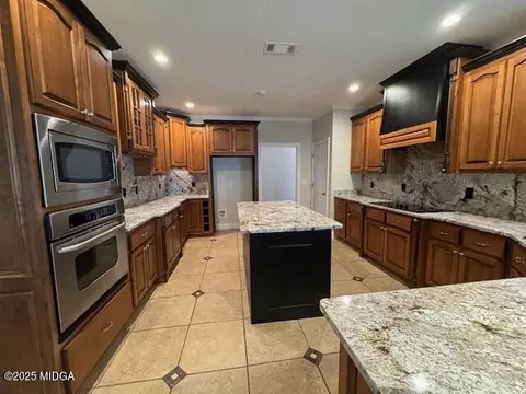 Kitchen - 110 Hampton Pointe Pointe, Warner Robins, GA 31088 photo 3 of 4