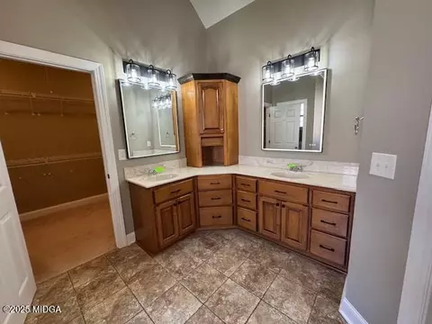 Bath - 110 Hampton Pointe Pointe, Warner Robins, GA 31088 photo 7 of 8