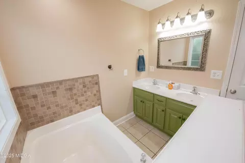 Bath - 303 Vanessa Dr, Centerville, GA 31028 photo 4 of 7