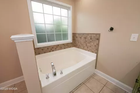 Bath - 303 Vanessa Dr, Centerville, GA 31028 photo 3 of 7
