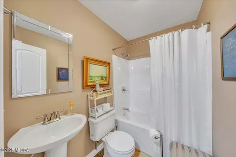 Bath - 536 Sam Brown Blvd, Commerce, GA 30529 photo 3 of 3