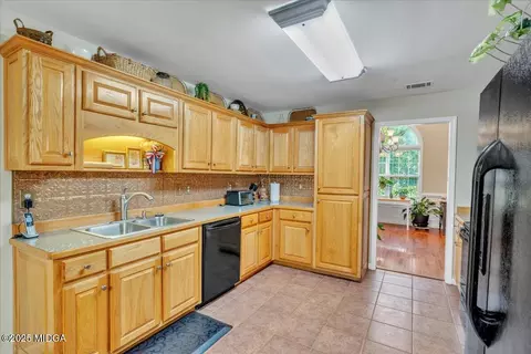 Kitchen - 536 Sam Brown Blvd, Commerce, GA 30529 photo 2 of 6