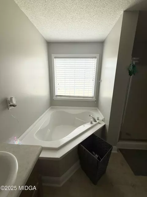 Bath - 417 Covington Cv, Byron, GA 31008 photo 2 of 4