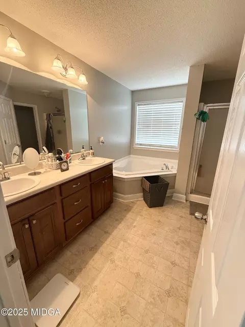 Bath - 417 Covington Cv, Byron, GA 31008 photo 1 of 4
