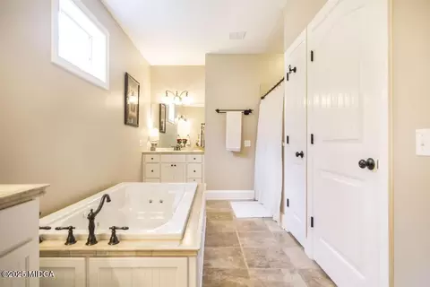 Bath - 3091 Gray Hwy, Gray, GA 31032 photo 3 of 4