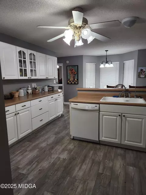 Kitchen - 254 Crestview, Gray, GA 31032 photo 2 of 2