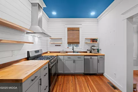 Kitchen - 939 Boulevard, Macon, GA 31211 photo 1 of 2