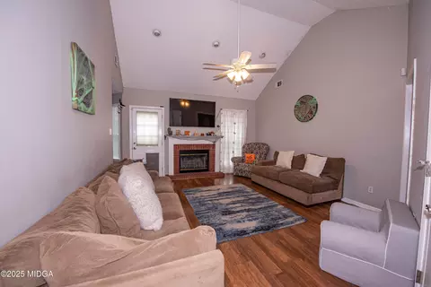 111 Oakridge Dr, Warner Robins, GA 31093 photo 4