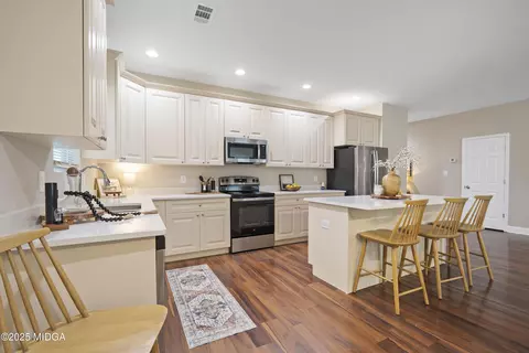 Kitchen - 357 Cypress Dr, Gray, GA 31032 photo 4 of 5