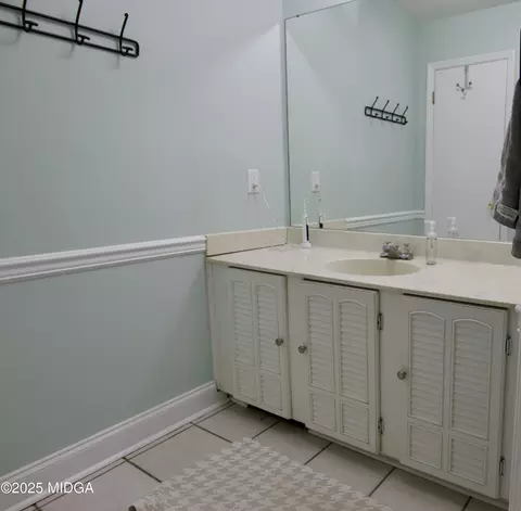 Bath - 1205 Morningside Dr, Perry, GA 31069 photo 1 of 3