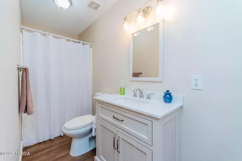 Bath - 1009 N Davis Dr N, Perry, GA 31069 photo 1 of 7