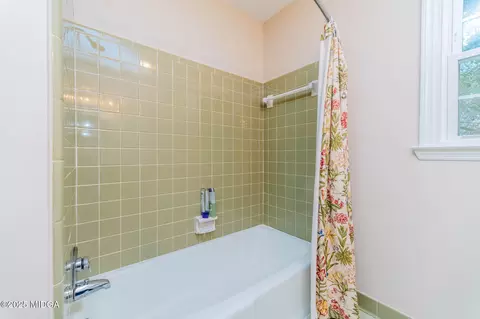 Bath - 1009 N Davis Dr N, Perry, GA 31069 photo 6 of 7