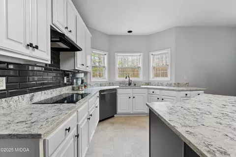 Kitchen - 40 Jacksons Vly, Sharpsburg, GA 30277 photo 4 of 5
