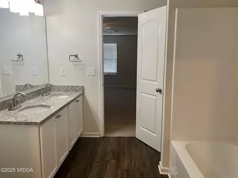 Bath - 155 Kinsale Dr, Macon, GA 31216 photo 8 of 9
