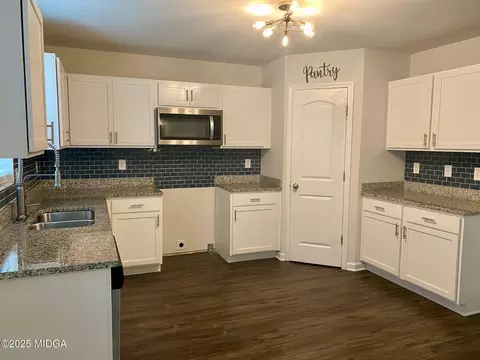 Kitchen - 155 Kinsale Dr, Macon, GA 31216 photo 10 of 11