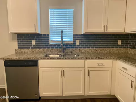 Kitchen - 155 Kinsale Dr, Macon, GA 31216 photo 4 of 11