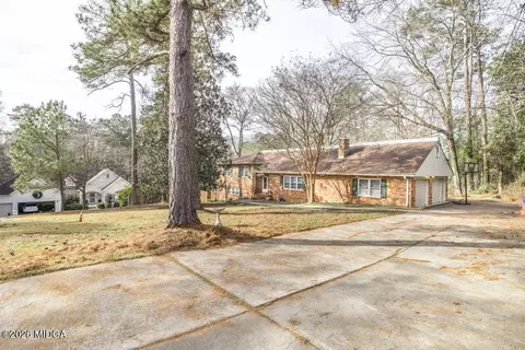 211 Old Club Ct, Macon, GA 31210