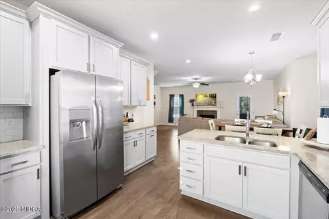 Kitchen - 108 E River Cane, Perry, GA 31069 photo 4 of 5