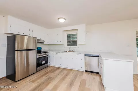 Kitchen - 500 Northside Dr, Warner Robins, GA 31093 photo 1 of 2