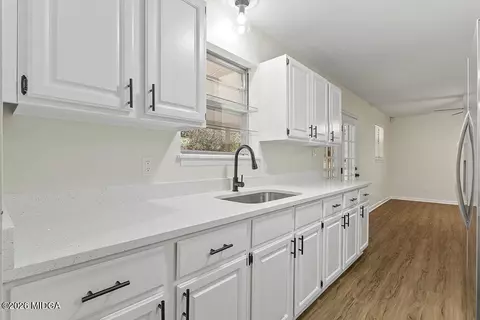 Kitchen - 119 Colonial Rd, Warner Robins, GA 31088 photo 2 of 3