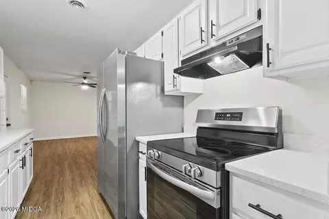 Kitchen - 119 Colonial Rd, Warner Robins, GA 31088 photo 3 of 3