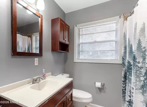 Bath - 115 Trinity Dr, Warner Robins, GA 31093 photo 2 of 2