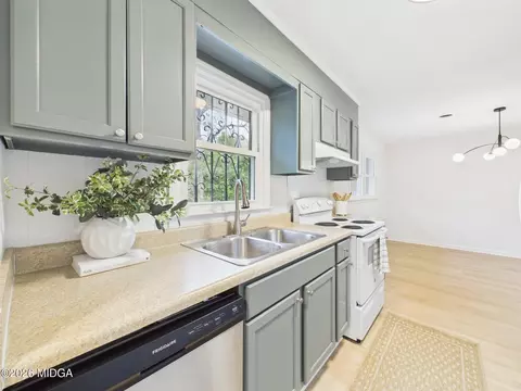 Kitchen - 914 Bess St, Perry, GA 31069 photo 3 of 3